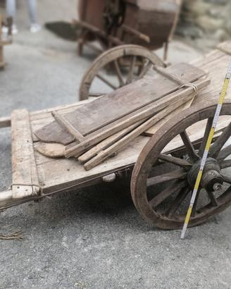 Carretto antico  in legno ,con sponde e freno.