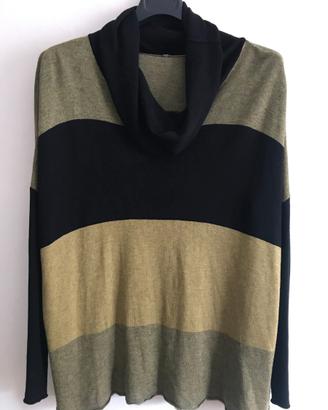 Maglione ampio e morbido a righe collo ad anello