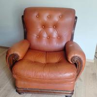 2 Poltrone in pelle con struttura in legno