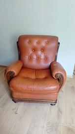 2 Poltrone in pelle con struttura in legno