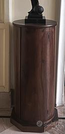 Splendido esemplare con base esagonale.