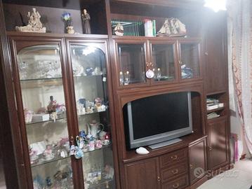 parete attrezzata tavolo e sedie 