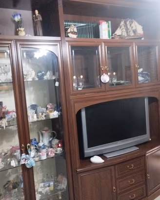parete attrezzata tavolo e sedie 