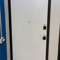 Porta blindata con serratura motorizzata