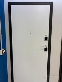 Porta blindata con serratura motorizzata