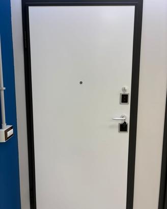 Porta blindata con serratura motorizzata