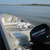 Cofano con motore fuoribordo