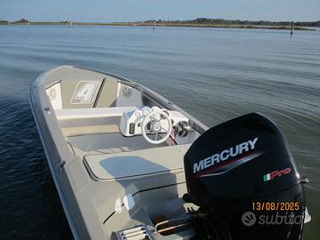 Cofano con motore fuoribordo