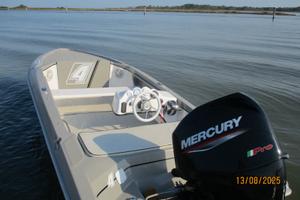 Cofano con motore fuoribordo