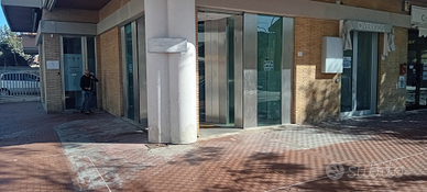 Locale bene in vista ad angolo in Viale Nettuno