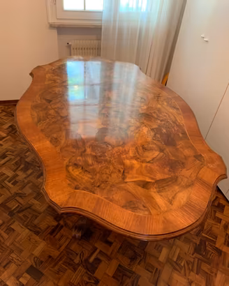 Tavolo massiccio con sedie in pelle