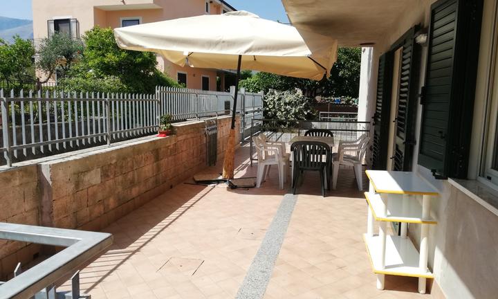 Nuova Costruzione c/cortile e posti auto - Scauri