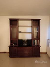 Libreria con vetrina arte povera