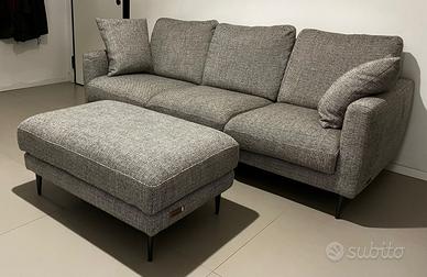 Divano 4 posti con pouf