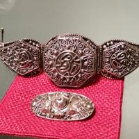 Bracciale e spilla d'argento di epoca coloniale. 