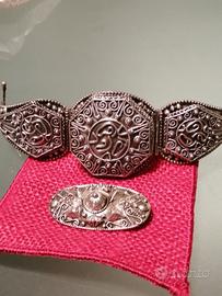 Bracciale e spilla d'argento di epoca coloniale. 