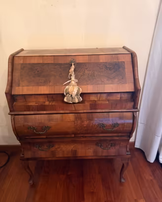Secretaire a ribalta in noce, stile veneziano