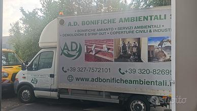 Autocarro Renault con cassone furgonato chiuso