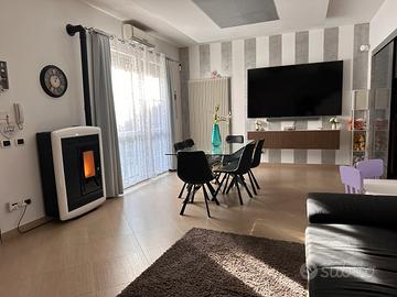 Villetta a schiera moderna con doppio giardino