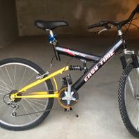Bicicletta mountain bike