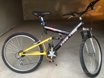 Bicicletta mountain bike