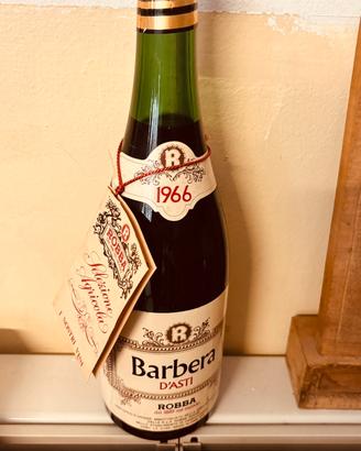 Vino Barbera del 1966 con cartellino