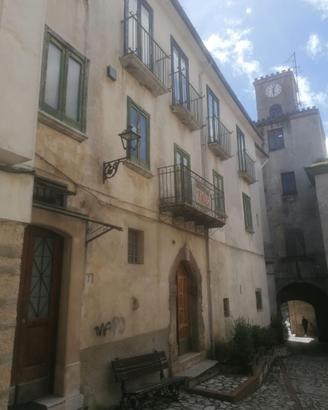 Palazzina al centro di Petina