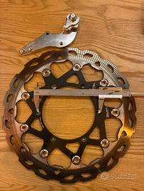 disco maggiorato 320 mm e spostapinza KTM