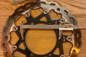 disco maggiorato 320 mm e spostapinza KTM