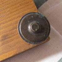 Vecchia maniglia a pomello in ottone con vite auto