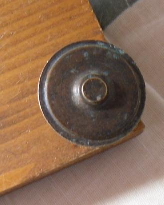 Vecchia maniglia a pomello in ottone con vite auto
