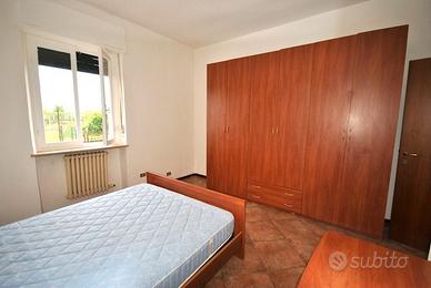 Armadio grande in legno color noce chiaro