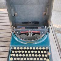 Macchina da scrivere portatile Remington vintage