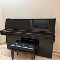 Pianoforte verticale e sgabello