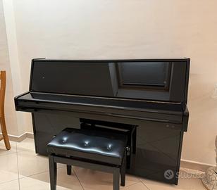 Pianoforte verticale e sgabello
