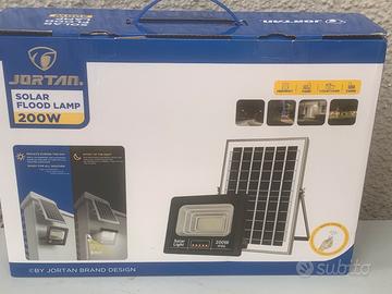 Lampade con ricarica solare 200/ 800 Watt