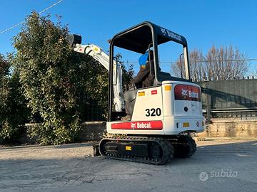 E215 Mini escavatore 16 q Bobcat 320