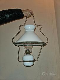 Lume antico a petrolio con cappa originale