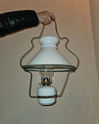 Lume antico a petrolio con cappa originale
