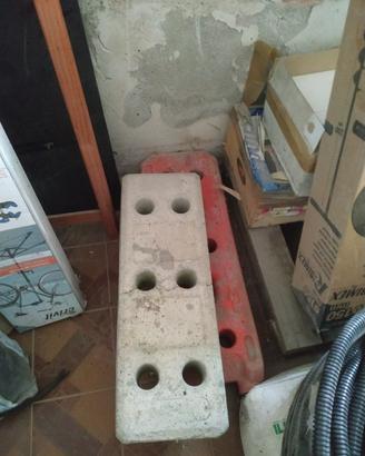 plinti piedi base cemento recinzione cantiere 