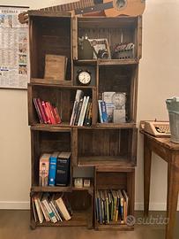 Libreria con cassette da frutta vintage