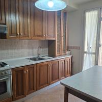 Cucina in legno massello noce