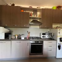 Cucina con frigorifero cappa e lavello