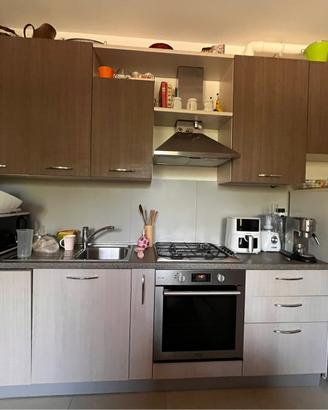 Cucina con frigorifero cappa e lavello