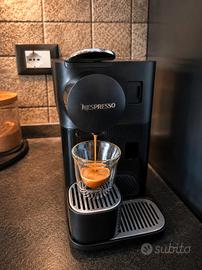 Macchina del Caffè Nespresso e Cappuccino