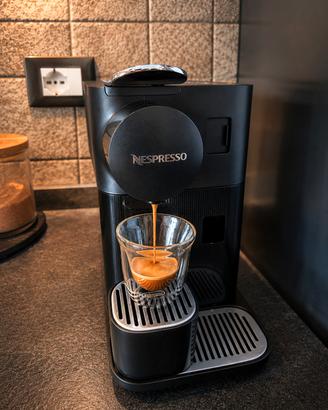 Macchina del Caffè Nespresso e Cappuccino
