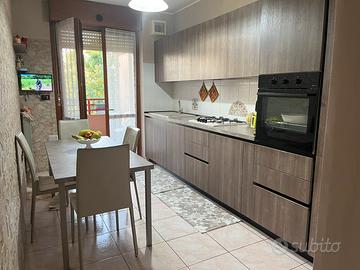 Cucina Cesar Molteni con lavastoviglie e tavolo