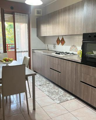 Cucina Cesar Molteni con lavastoviglie e tavolo