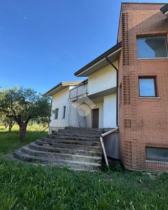 VILLA SINGOLA A MONTAQUILA