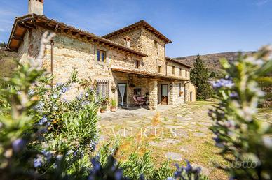 Rustico / Casale di 456 m² con più di 5 locali a P
